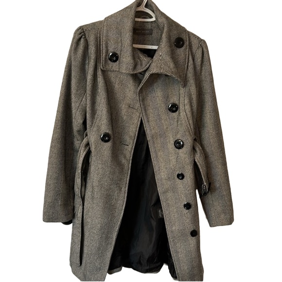 Belted fall coat in herringbone pattern. - Picture 3 of 5